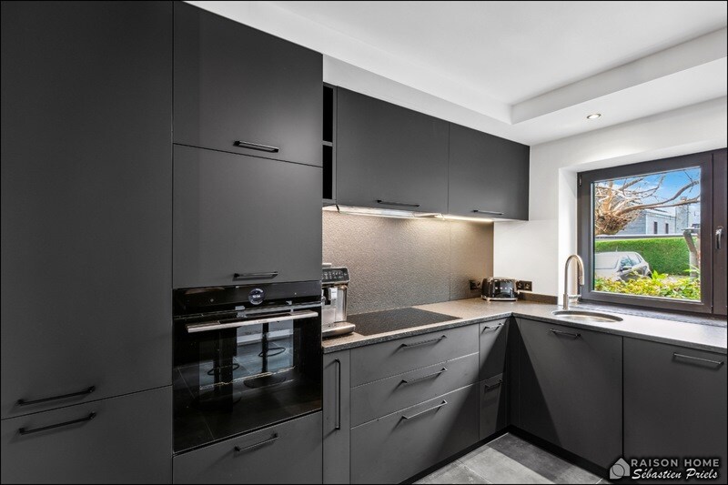 Cuisine moderne totalement noire à Marchin 7