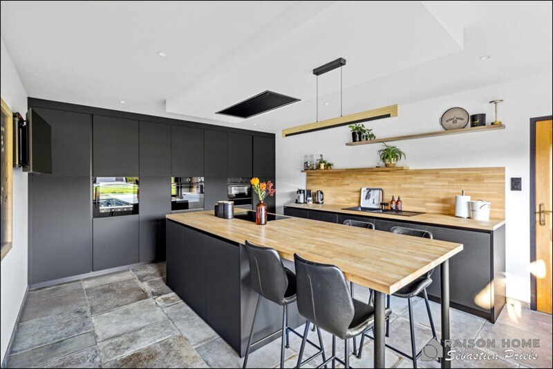 Cuisine fermée de style moderne bois et noir à Modave 2