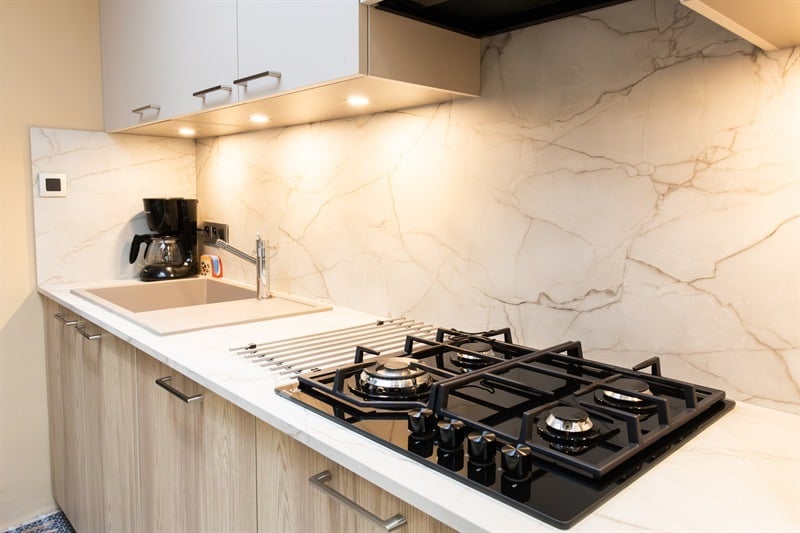 Cuisine fermée de style moderne bois et beige à Strepy-Bracquegnies | Raison Home - 1