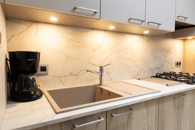 Cuisine fermée de style moderne bois et beige à Strepy-Bracquegnies | Raison Home - 2
