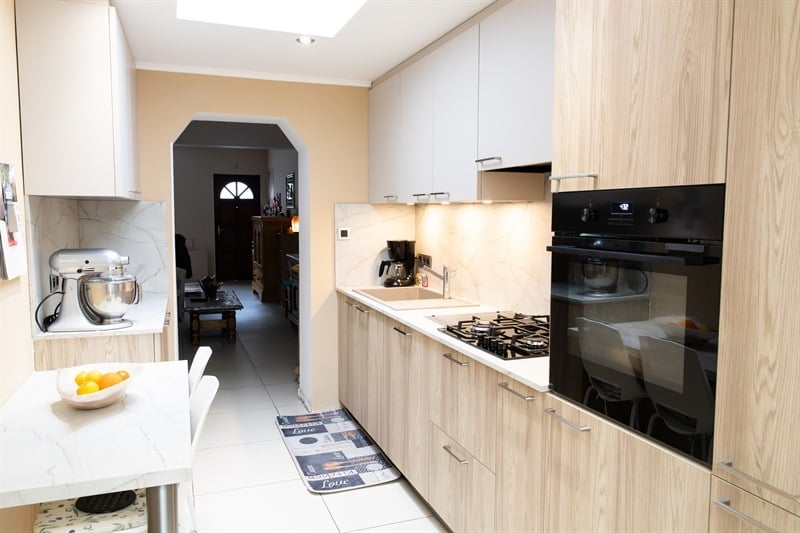 Cuisine fermée de style moderne bois et beige à Strepy-Bracquegnies | Raison Home - 3