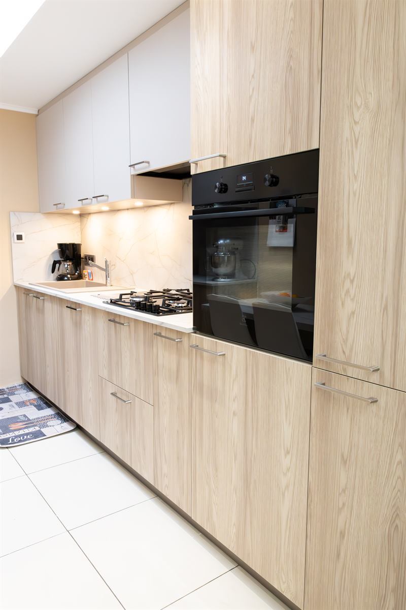 Cuisine fermée de style moderne bois et beige à Strepy-Bracquegnies | Raison Home - 4