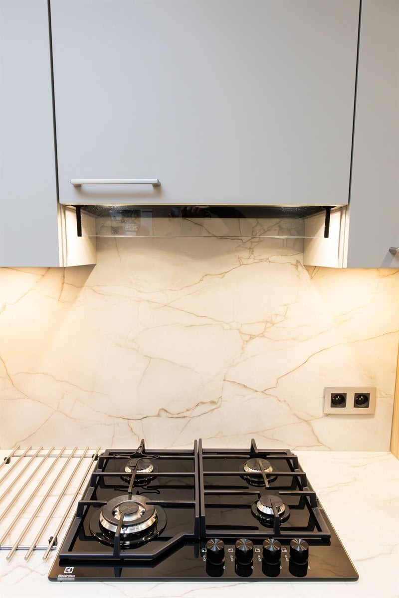 Cuisine fermée de style moderne bois et beige à Strepy-Bracquegnies | Raison Home - 5