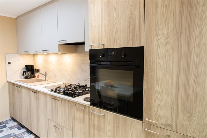 Cuisine fermée de style moderne bois et beige à Strepy-Bracquegnies | Raison Home - 6