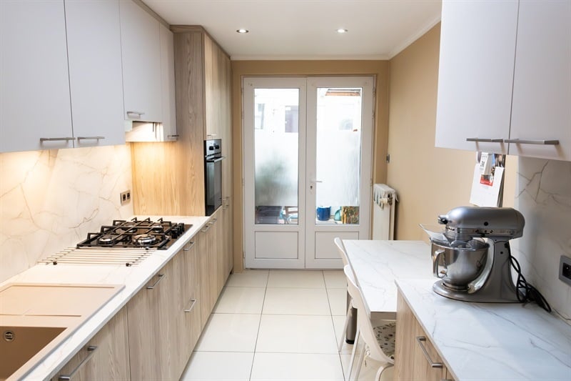 Cuisine fermée de style moderne bois et beige à Strepy-Bracquegnies | Raison Home - 7