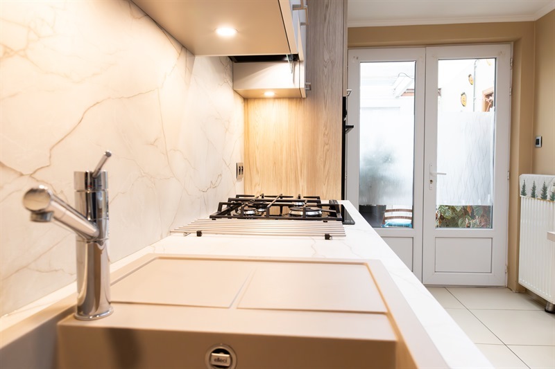 Cuisine fermée de style moderne bois et beige à Strepy-Bracquegnies | Raison Home - 8