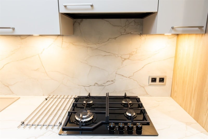 Cuisine fermée de style moderne bois et beige à Strepy-Bracquegnies | Raison Home - 9