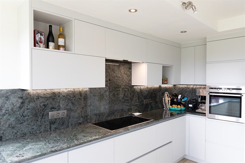 Cuisine ouverte de style moderne blanc à Gourdinne | Raison Home - 1