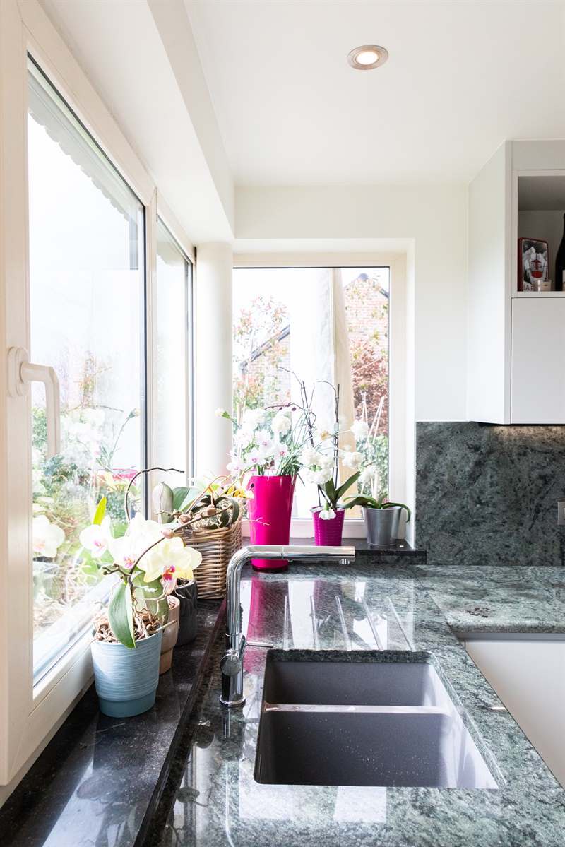 Cuisine ouverte de style moderne blanc à Gourdinne | Raison Home - 2