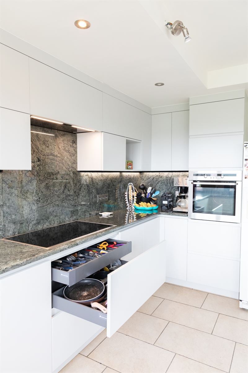 Cuisine ouverte de style moderne blanc à Gourdinne | Raison Home - 3