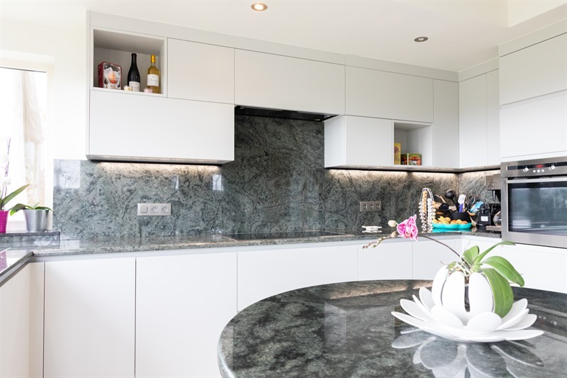 Cuisine ouverte de style moderne blanc à Gourdinne | Raison Home - 6
