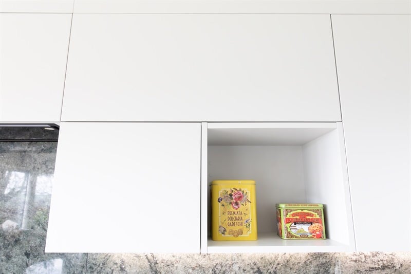 Cuisine ouverte de style moderne blanc à Gourdinne | Raison Home - 7
