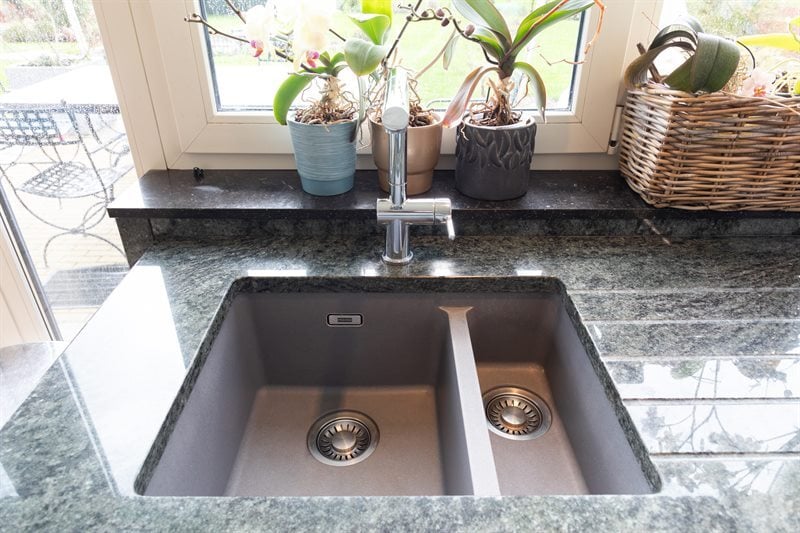 Cuisine ouverte de style moderne blanc à Gourdinne | Raison Home - 9