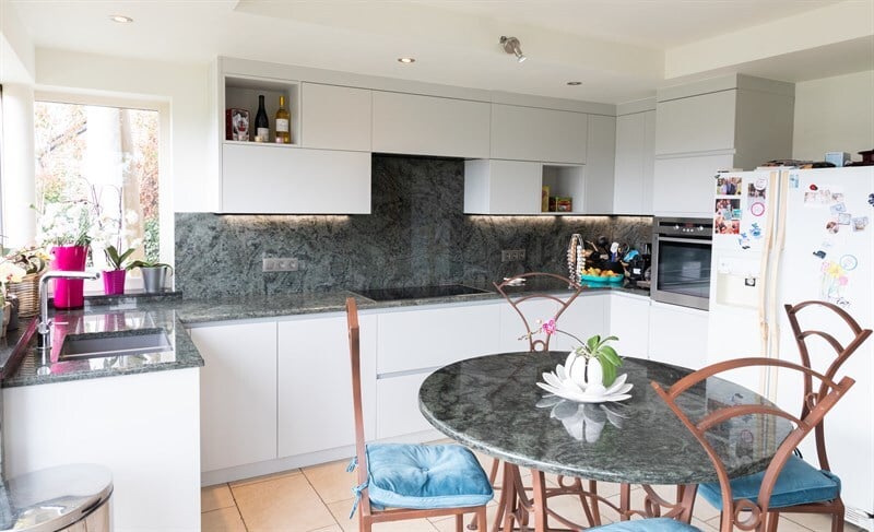 Cuisine ouverte de style moderne blanc à Gourdinne | Raison Home - 10