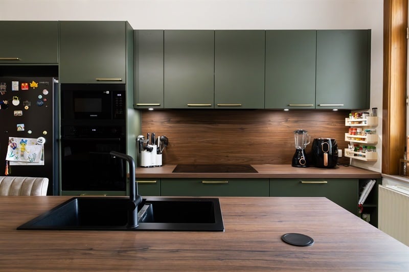 Cuisine moderne bois et verte à Seneffe | Raison Home - 1