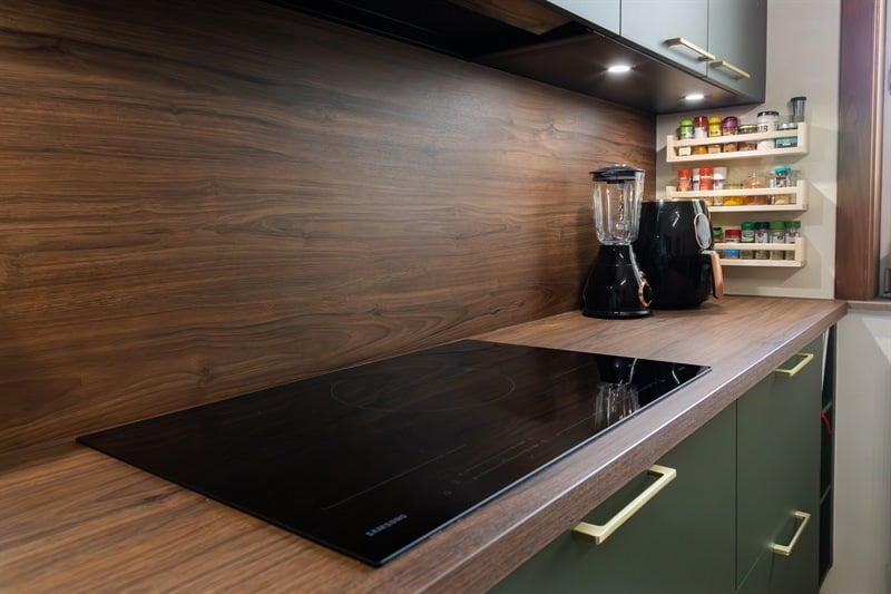 Cuisine moderne bois et verte à Seneffe | Raison Home - 3