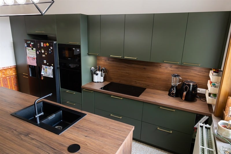 Cuisine moderne bois et verte à Seneffe | Raison Home - 9