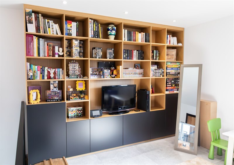 Bibliothèque et rangements d'entrée bois, noir et blanc à Le Roeulx 1