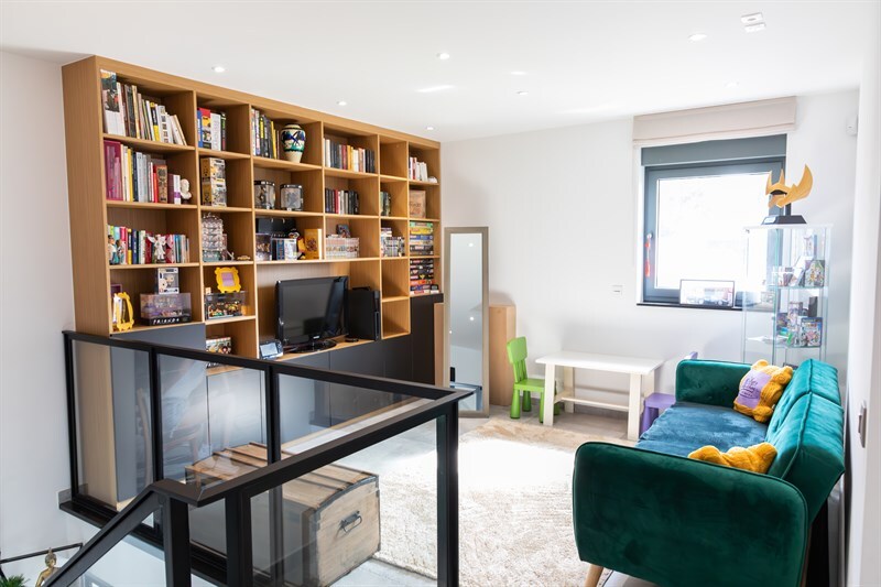 Bibliothèque et rangements d'entrée bois, noir et blanc à Le Roeulx 4