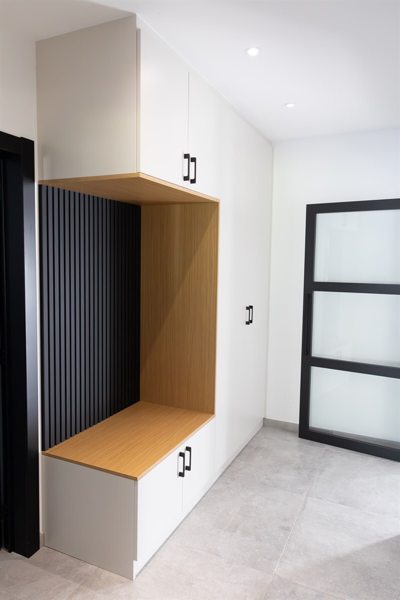 Bibliothèque et rangements d'entrée bois, noir et blanc à Le Roeulx 6