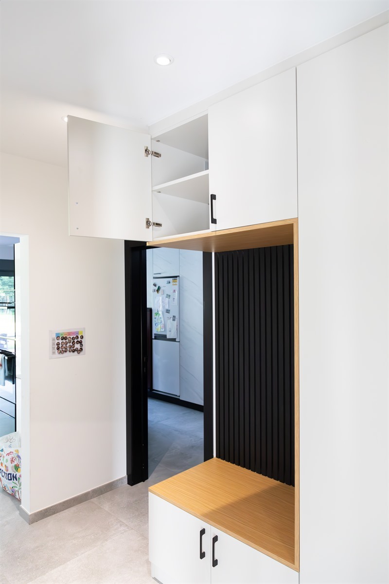Bibliothèque et rangements d'entrée bois, noir et blanc à Le Roeulx 7