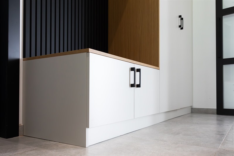 Bibliothèque et rangements d'entrée bois, noir et blanc à Le Roeulx 8