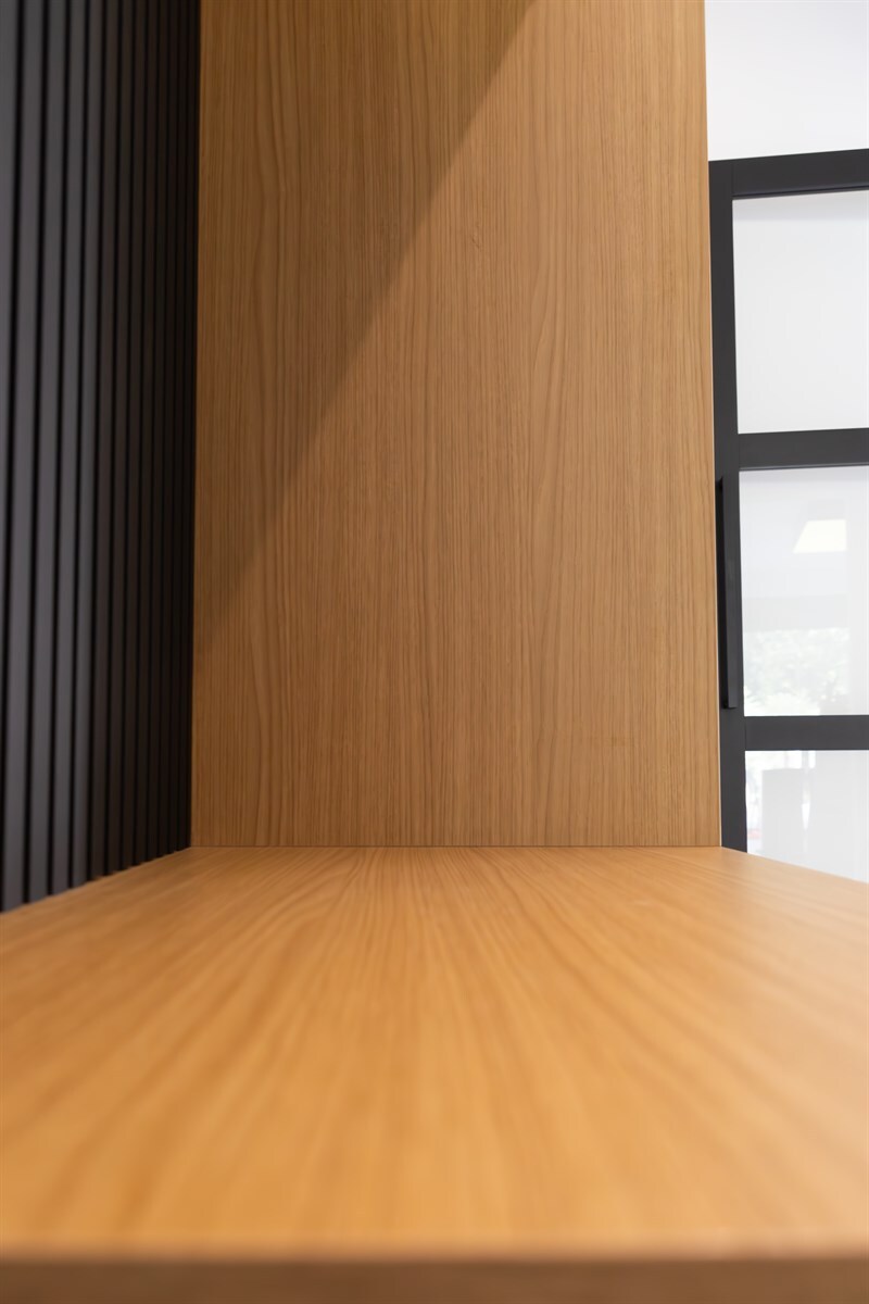 Bibliothèque et rangements d'entrée bois, noir et blanc à Le Roeulx 9