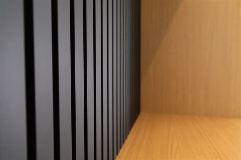 Bibliothèque et rangements d'entrée bois, noir et blanc à Le Roeulx 10