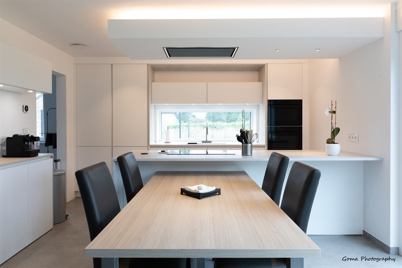 Cuisine contemporaine blanche à Piéton | Raison Home - 1
