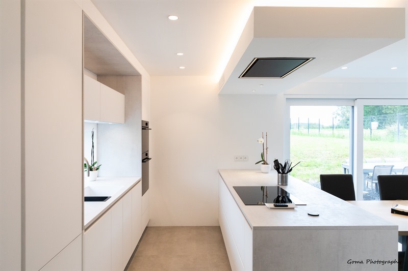 Cuisine contemporaine blanche à Piéton | Raison Home - 2