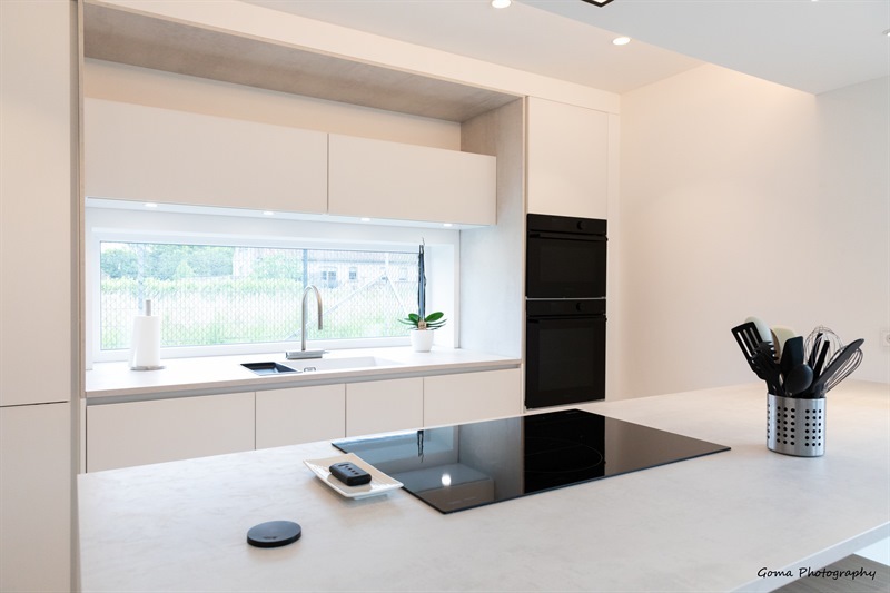Cuisine contemporaine blanche à Piéton | Raison Home - 3