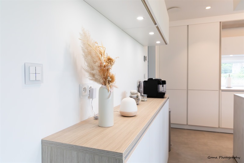 Cuisine contemporaine blanche à Piéton | Raison Home - 4