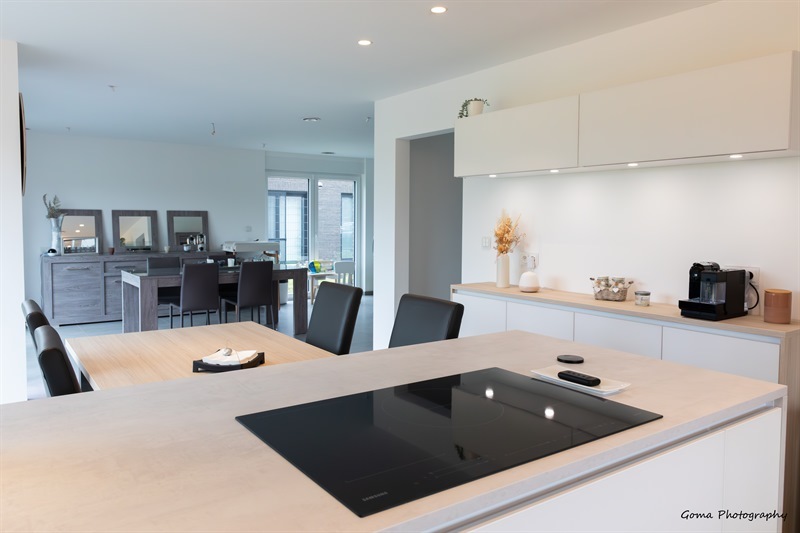 Cuisine contemporaine blanche à Piéton | Raison Home - 5