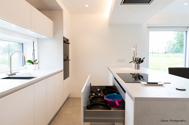 Cuisine contemporaine blanche à Piéton | Raison Home - 6