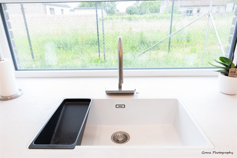 Cuisine contemporaine blanche à Piéton | Raison Home - 7