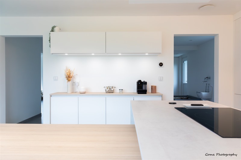 Cuisine contemporaine blanche à Piéton | Raison Home - 10