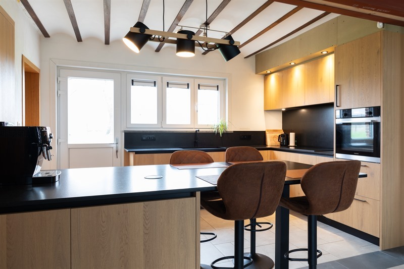 Cuisine de style nature bois et noir à Gages | Raison Home - 1