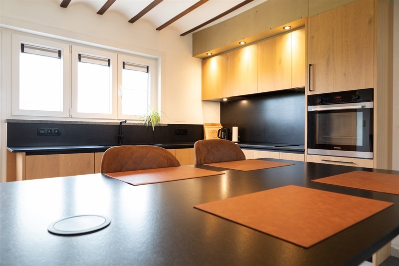 Cuisine de style nature bois et noir à Gages | Raison Home - 2
