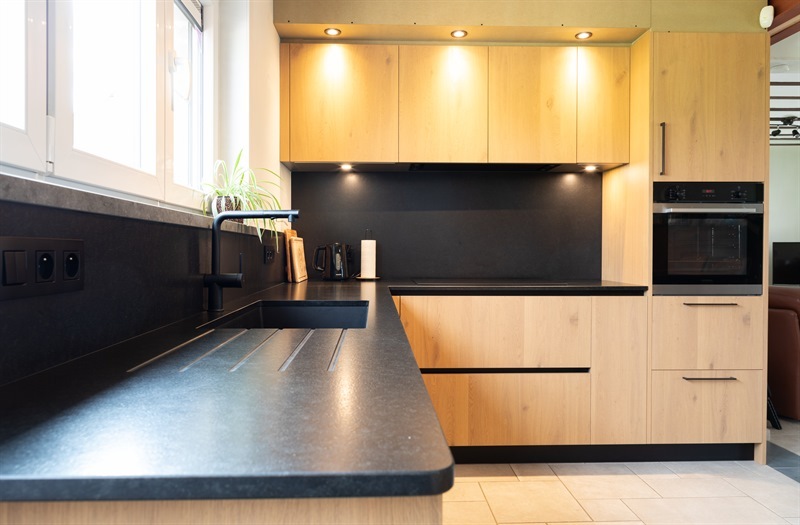 Cuisine de style nature bois et noir à Gages | Raison Home - 3