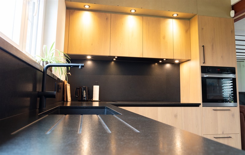 Cuisine de style nature bois et noir à Gages | Raison Home - 4