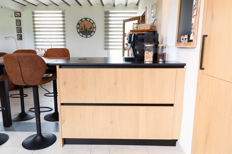 Cuisine de style nature bois et noir à Gages | Raison Home - 5