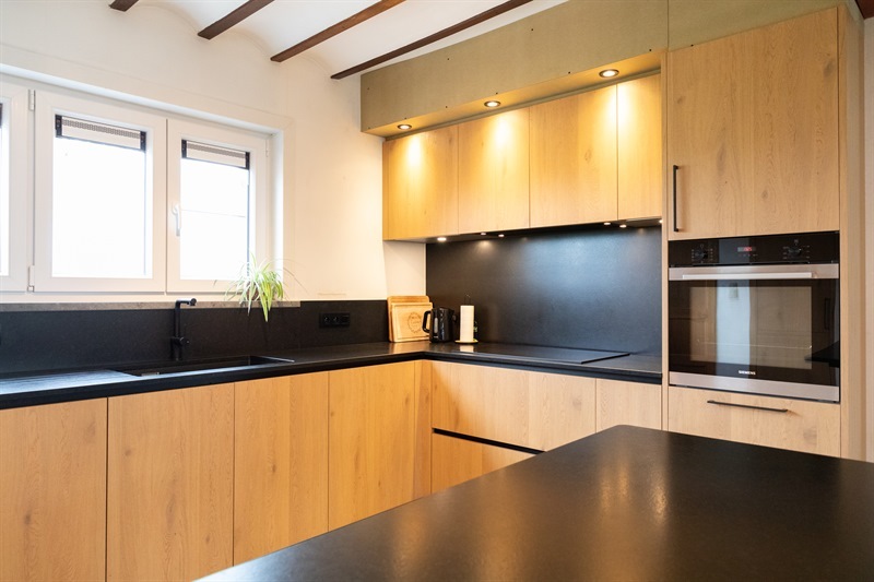 Cuisine de style nature bois et noir à Gages | Raison Home - 6