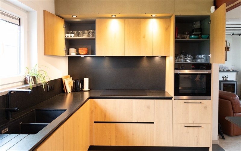 Cuisine de style nature bois et noir à Gages | Raison Home - 7