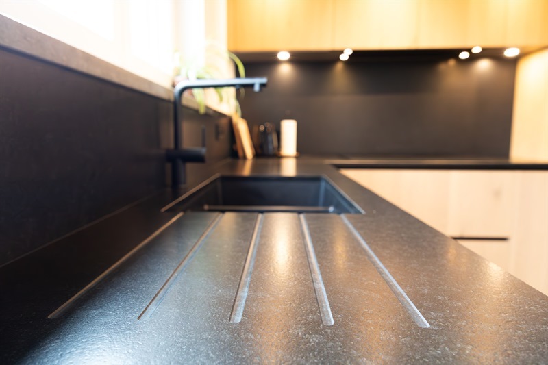 Cuisine de style nature bois et noir à Gages | Raison Home - 8