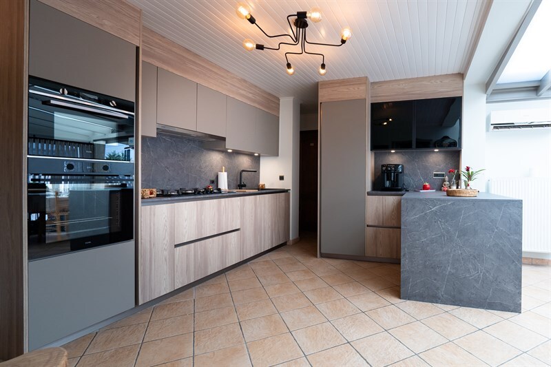 Cuisine ouverte de style moderne bois et gris à La Louvière | Raison Home - 1