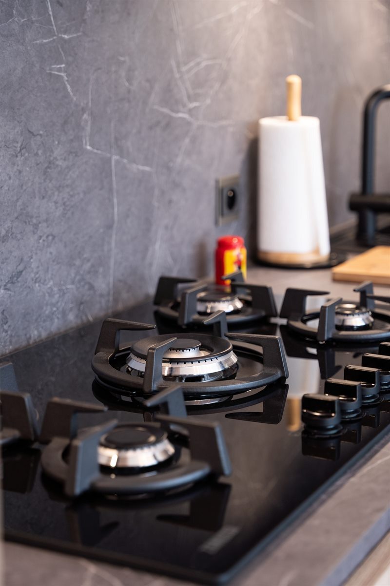 Cuisine ouverte de style moderne bois et gris à La Louvière | Raison Home - 3