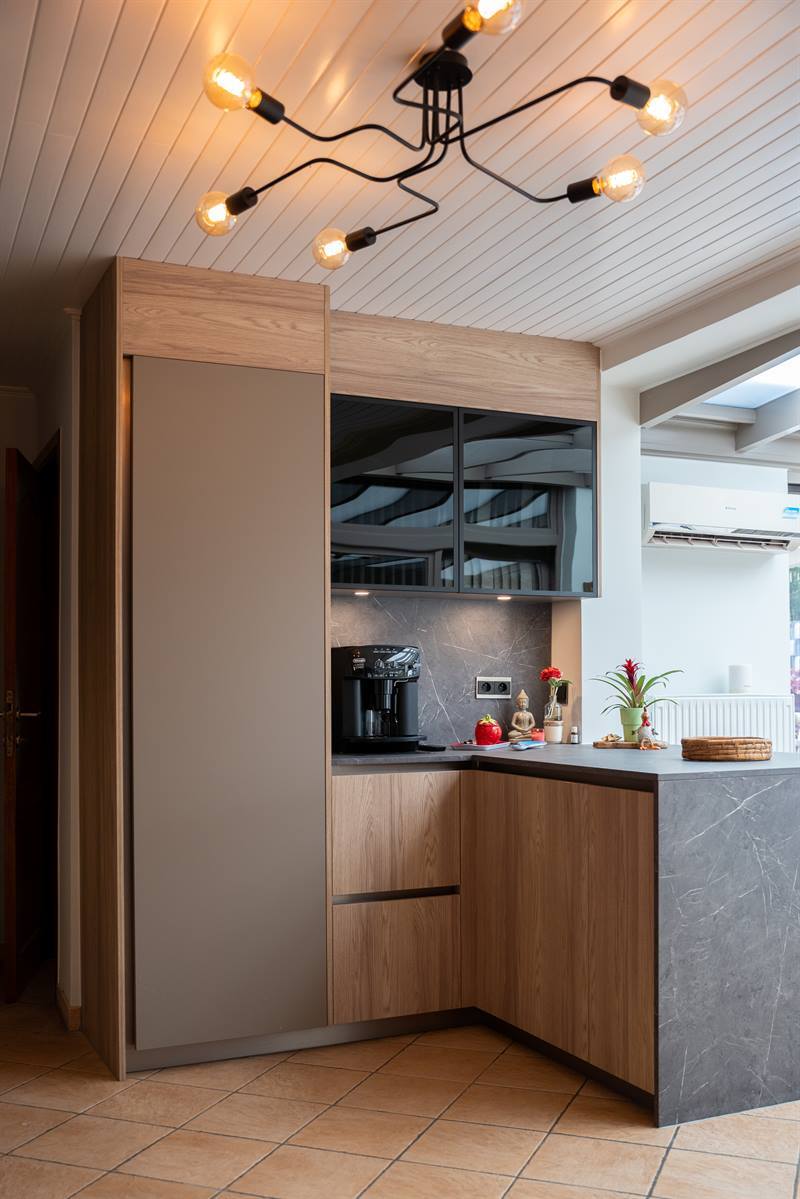 Cuisine ouverte de style moderne bois et gris à La Louvière | Raison Home - 4