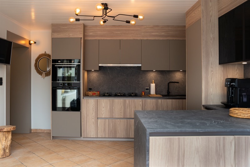 Cuisine ouverte de style moderne bois et gris à La Louvière | Raison Home - 5