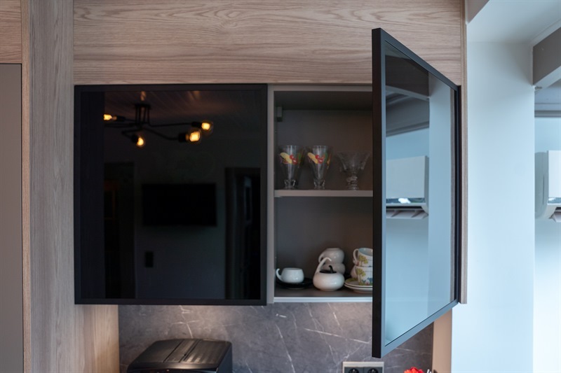 Cuisine ouverte de style moderne bois et gris à La Louvière | Raison Home - 6