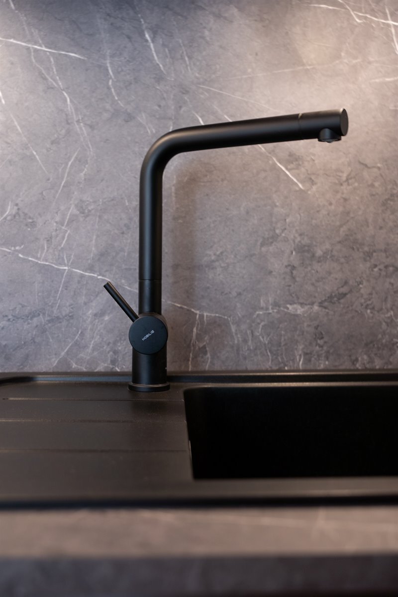 Cuisine ouverte de style moderne bois et gris à La Louvière | Raison Home - 7